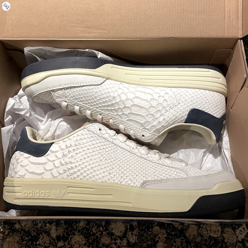 COPY - Adidas Rod Laver white navy textured size 10